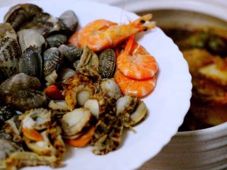 18、麻辣海鲜什锦营养火锅????,打开锅盖放入海虾、花蛤和扇贝肉