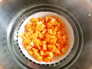 2、南瓜汤圆,南瓜切丁蒸熟。