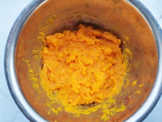 3、南瓜汤圆,搅拌成泥。