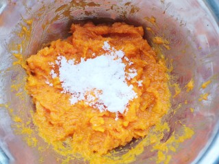 4、南瓜汤圆,加入白糖，