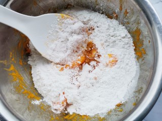 6、南瓜汤圆,搅拌。