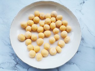 8、南瓜汤圆,搓圆。