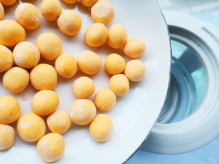 9、南瓜汤圆,放入沸水中。