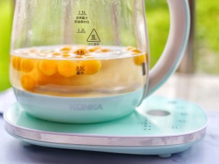 10、南瓜汤圆,煮至浮起。