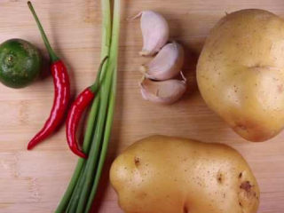 1、学会土豆的这种新做法，比肉还好吃下饭倍棒,准备食材：土豆、小红椒、葱、小青桔。配料：盐、油、辣椒粉、孜然粉、生抽。