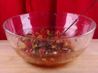 12、学会土豆的这种新做法，比肉还好吃下饭倍棒,锅烧热淋上烧热的热油，将调料拌匀后备用。