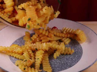 15、学会土豆的这种新做法，比肉还好吃下饭倍棒,将土豆条拌匀后，即可装盘。