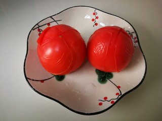 1、西红柿鸡蛋面（为爱下厨）,第一步：西红柿顶部划上十字口，烧点开水，放进去西红柿，煮两分钟，西红柿皮，一会就如图中一样。