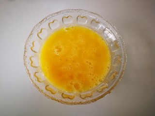 2、西红柿鸡蛋面（为爱下厨）,第二步：准备三个鸡蛋，加点盐，使劲打散它。