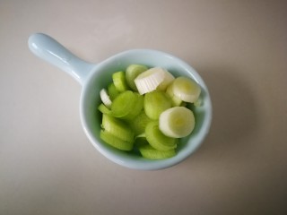 4、西红柿鸡蛋面（为爱下厨）,第四步：准备好时令调味料，蒜苗。