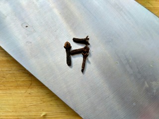 2、麻辣底料,丁香用量不大，五六个就行，我特意单独给它拍个照片