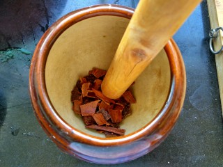3、麻辣底料,桂皮先用蒜舊捣碎点，因为桂皮有点大，有点硬，我怕直接放料理机里，把机子打坏了