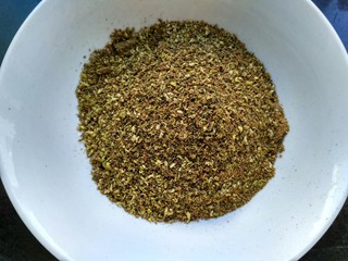 4、麻辣底料,把麻椒，花椒，小茴香，香叶，桂皮，丁香放入料理机打碎