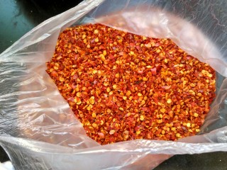 6、麻辣底料,我用的这种辣椒面，可以根据自己的喜好选择粗细的