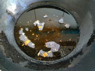 7、麻辣底料,起锅放入猪油，融化