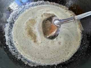 8、麻辣底料,猪油融化，放入打碎的混合调料炒香，搅拌几下。 油不要烧的太热了放调料，会糊