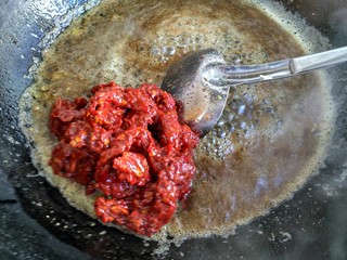 10、麻辣底料,接着把豆瓣酱放入，炒出红油