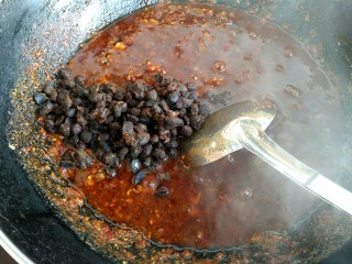 11、麻辣底料,炒出红油后，把豆豉放入翻炒几下