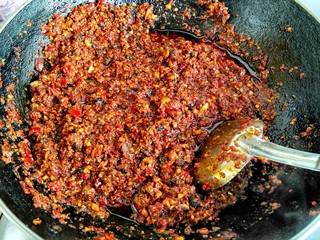 13、麻辣底料,辣椒炒出香味，倒入高度白酒（防腐，提味），再加一大勺盐翻炒均匀，也可以放半勺鸡精或味精增鲜。 麻辣底料就炒好了，趁热盛放起来，凉了会凝固一起的，吃的时候挖一勺，我经常用来做麻辣烫，很麻，很辣～