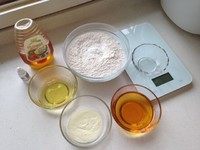 1、广式蛋黄莲蓉月饼,准备材料