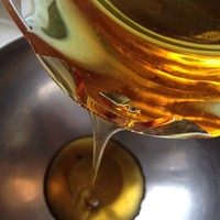 2、广式蛋黄莲蓉月饼,糖浆加入液体酥油拌匀