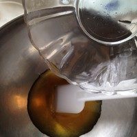 3、广式蛋黄莲蓉月饼,加入枧水