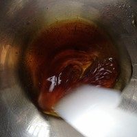 4、广式蛋黄莲蓉月饼,把材料拌匀