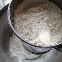 5、广式蛋黄莲蓉月饼,筛入面粉