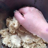 6、广式蛋黄莲蓉月饼,把面粉揉匀