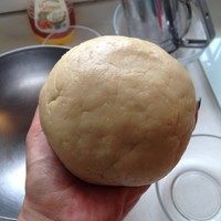 7、广式蛋黄莲蓉月饼,揉成光滑的面团