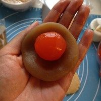 10、广式蛋黄莲蓉月饼,莲蓉里包一个蛋黄