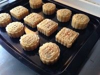 13、广式蛋黄莲蓉月饼,半成品月饼