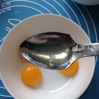 14、广式蛋黄莲蓉月饼,蛋黄加两勺蛋清，再加一勺清水