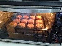 15、广式蛋黄莲蓉月饼,预热烤箱160度，烤五分钟