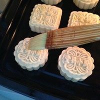 16、广式蛋黄莲蓉月饼,刷一层蛋黄水，烤五分钟再刷第二次蛋黄水