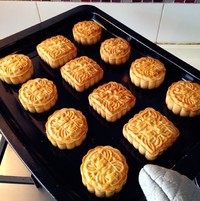 17、广式蛋黄莲蓉月饼,出炉