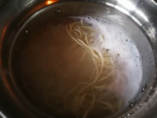 1、椒香葱油面,碱水面水开下锅用筷子搅拌均匀，水再开一分钟之内马上离火。