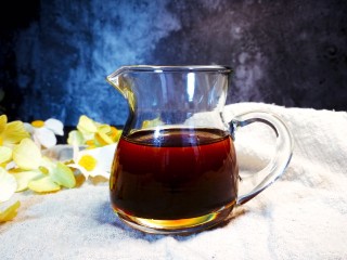 7、椒香葱油面,取出之前制作的椒香葱油（做法见我的专辑中，厨房必备神器之酱料油汁中的“椒香葱油”）