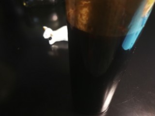 8、椒香葱油面,按住盖子上下摇晃均匀，目的是要里面的酱油和油融合的更均匀。