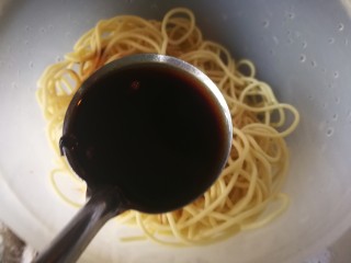 9、椒香葱油面,取略大的勺子比如喝汤的汤勺，根据面量先倒入一勺搅拌均匀。