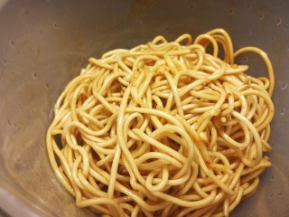 11、椒香葱油面,搅拌均匀后，加入胡椒，鸡精再次搅拌均匀其实不放这些就很香了！