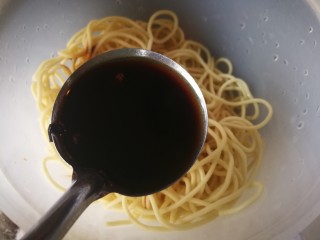 10、椒香葱油面,根据情况再边搅拌边逐渐增加椒香葱油，颜色深浅由人，没有放盐，只要不过份的多，不会咸太多。