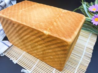 1、土司还可以这样吃,土司可以提前一天烤出来的，做早餐时备用。