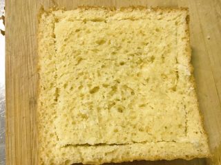 2、土司还可以这样吃,靠边切3到4CM的厚片，四周用小刀割一下。