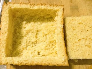 3、土司还可以这样吃,中间面包挖出来。