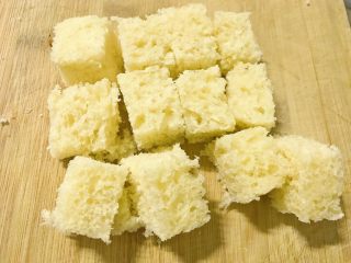 4、土司还可以这样吃,挖出来的面包切块。