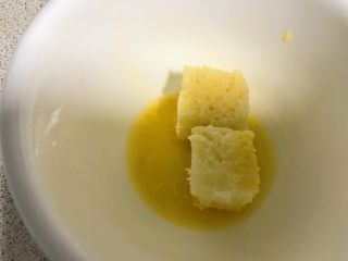 5、土司还可以这样吃,用鸡蛋液浸泡透。