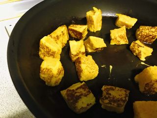 6、土司还可以这样吃,平底锅小火四面煎一下。