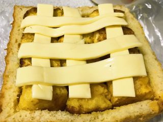 8、土司还可以这样吃,上面铺上芝士。