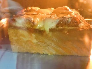 9、土司还可以这样吃,烤箱预热140°，时间嘛～就看芝士的变化，融化略有结巴，中间撒上葱花。